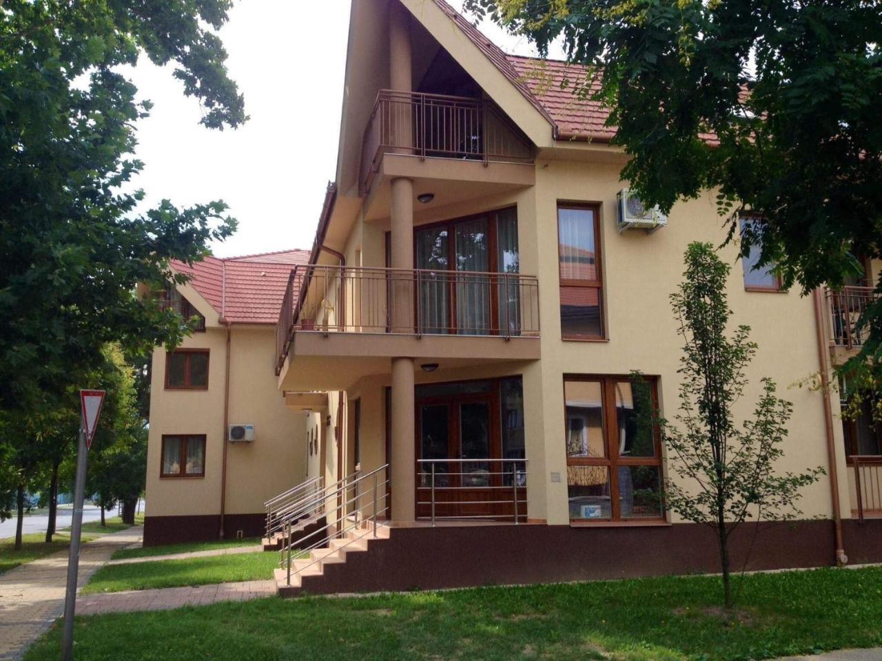 My Home Apartman Хайдусобосло Экстерьер фото